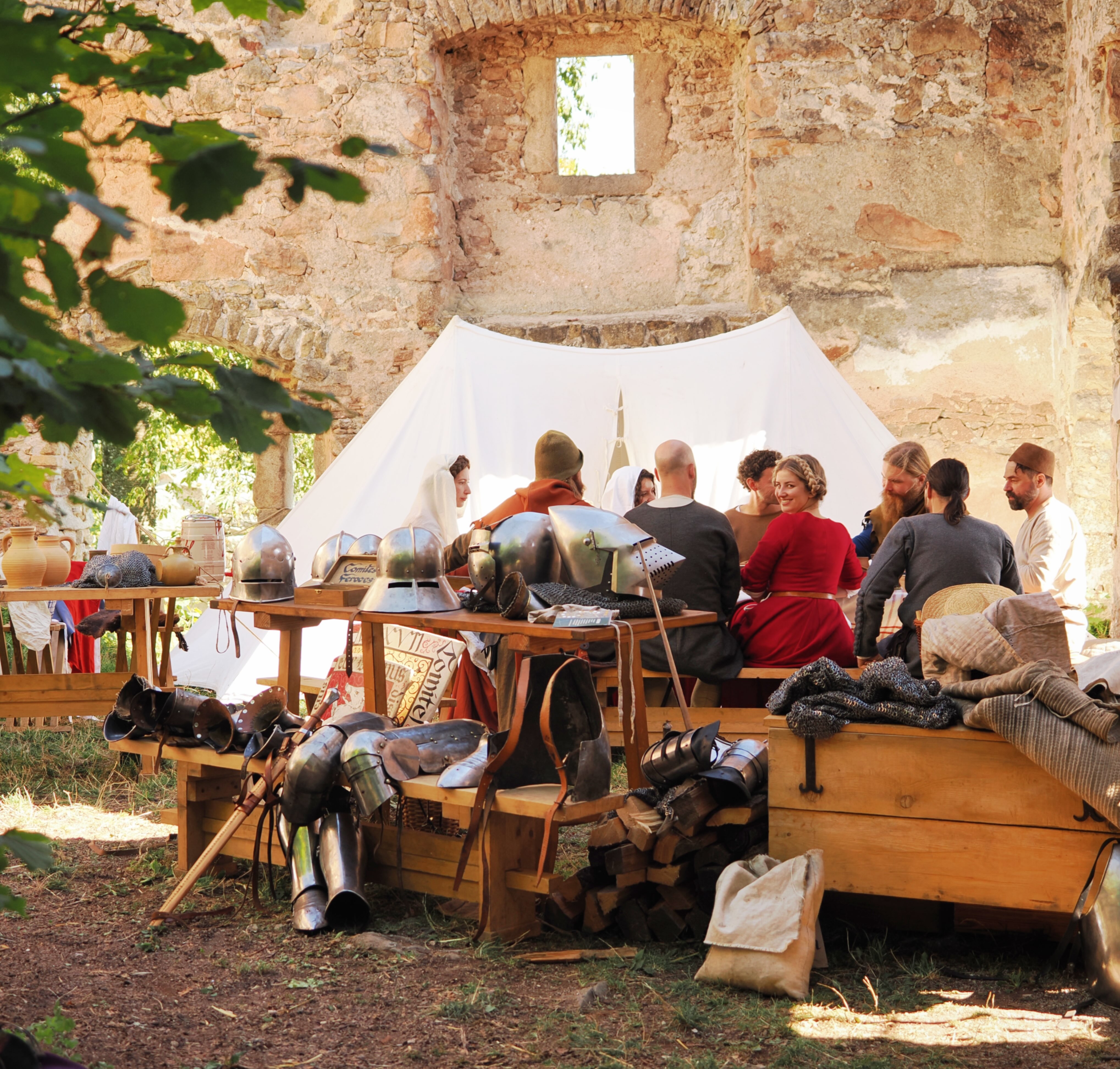 We don't know the secret to happiness, but this was us at the ruins of Prandegg.

Pretty close 🤏🏽

Picture by @u.hinterkoerner.fotografie 

#medievalreenactment
