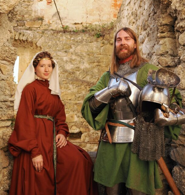 At times, we get to experience the simple joy of being princesses in flowy gowns and knights in shining armor. ✨

🐗

#medievalreenactment