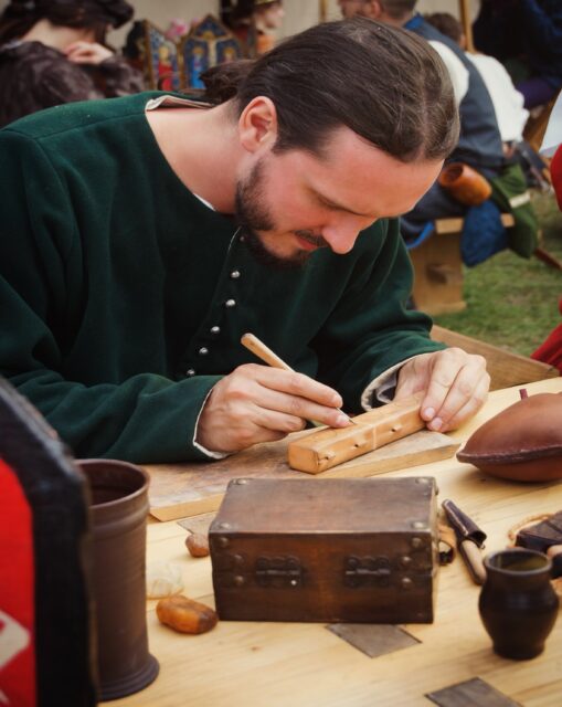 Comites Feroces at work in @mittelalterfesteggenburg 

Not every piece of medieval material culture was grand or excessivly ornate. Some were simply useful—and that’s what makes them fascinating. 🪶

Raphael is working on a leather quill case, a small accessory for protecting and carrying writing quills. You can also find other cases, knife sheaths, and a leather dice cup. Objects like these offer a glimpse into the practical side of medieval life.

Sometimes, the smallest objects tell us the most about how people lived. 

#livinghistory #medievalreenactment 
#comitesferoces